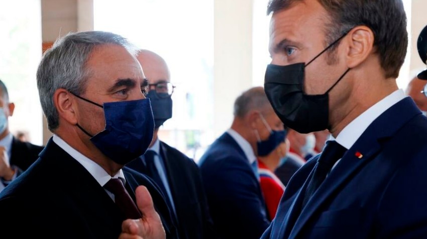 Xavier Bertrand (à gauche), président du Conseil régional des Hauts-de-France, et Emmanuel Macron (à droite), président de la République française, le 14 septembre 2021 à Roubaix. AP - Ludovic Marin