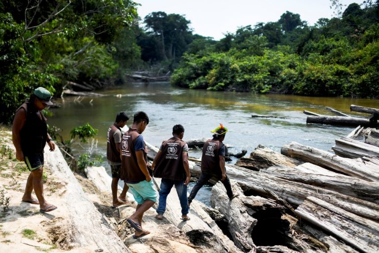Indígenas kayapó patrulham Terra Indígena Menkragnoti para proteger território de garimpeiros e madeireiros, na aldeia Krimej, sudoeste do Pará, no dia 7 de setembro. — Foto: Lucas Landau/Reuters