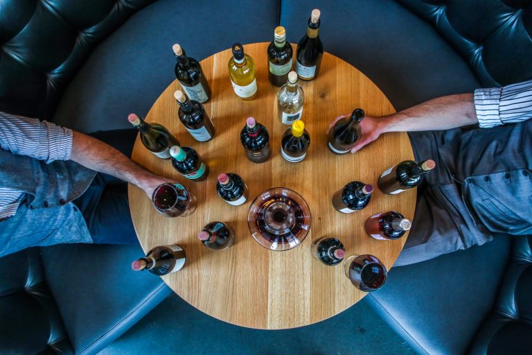 Todo vinho que entra no Brasil tem selo de importação, informando quem importa e quem distribui. Se não houver essas informações, ou a pessoa trouxe de uma viagem ou ela comprou de alguém que entrou com este vinho no Brasil de forma ilegal.