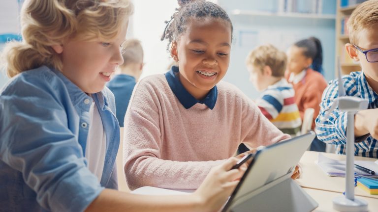 Escolas aliam o ensino de inglês e programação por conta da crescente importância das linguagens