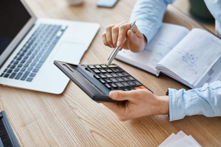 Site lança calculadora de reajuste de mensalidades de 2022 para escolas