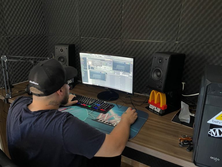 Artista fala sobre o trabalho anônimo de compositores e produtores