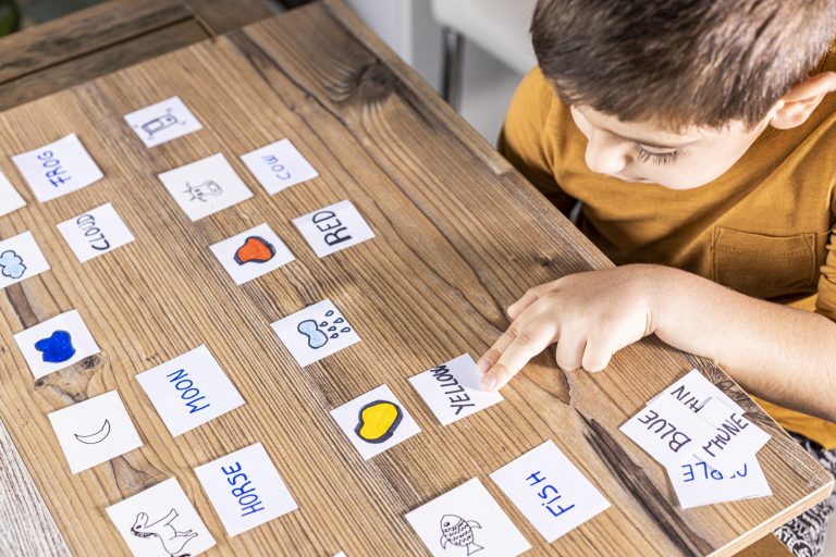Especialista explica como ensino bilíngue é aplicado nas escolas brasileiras