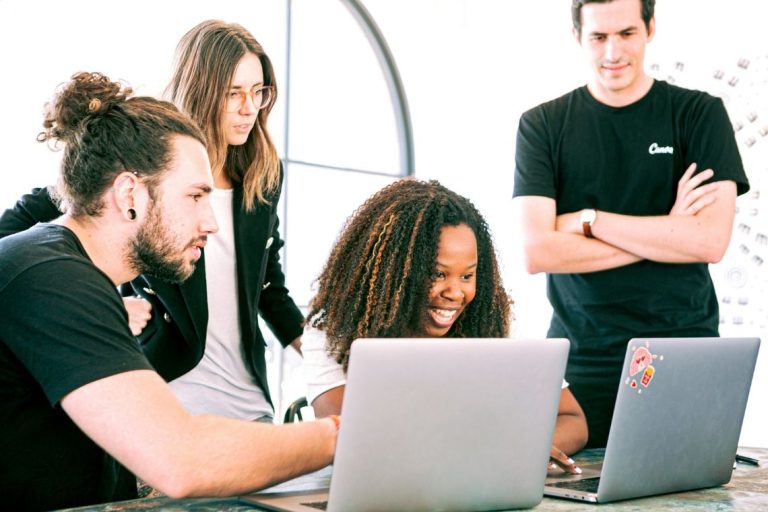 Jovens da geração Z estão economicamente ativos no Brasil