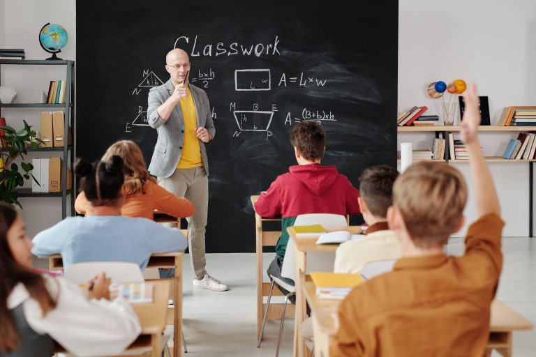 Formação de professores é desafio para implementação do ensino de inglês no país