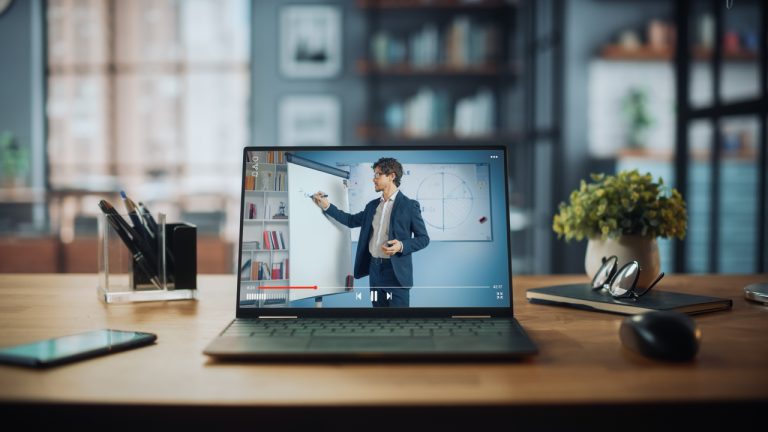 Crescimento do interesse por cursos online aquece o mercado de infoprodutos