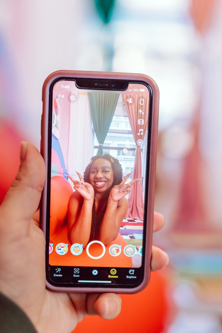 Impacto na autoestima: 84% das jovens editam fotos digitais
