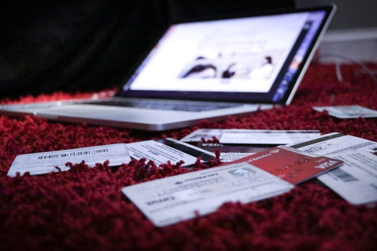 Quase metade dos brasileiros quer comprar pela internet em 2022