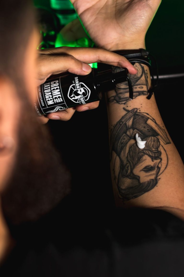 Tatuagem movimenta mercado masculino de cosméticos no Brasil