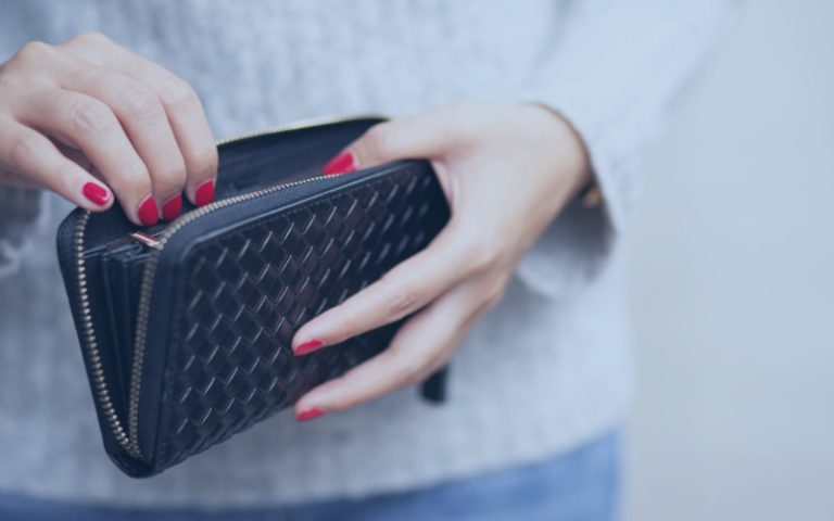 A redução de pequenos gastos ajuda a manter as contas em dia