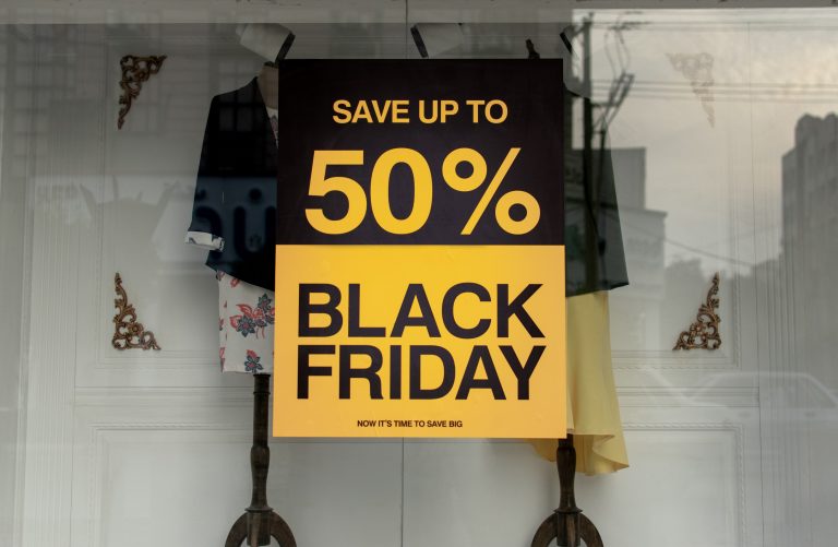 A 12ª edição da Black Friday no Brasil está próxima. A data, que neste ano ocorrerá em 26 de novembro, é muito aguardada pelos consumidores, uma vez que é possível encontrar uma série de produtos com descontos tanto em lojas físicas como em digitais.