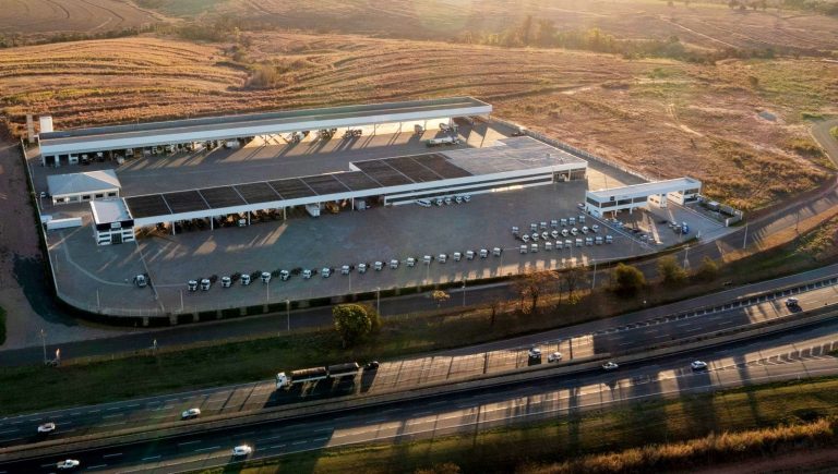 Trata-se da nova sede da Maggi Caminhões em Limeira (SP), representante da VW Caminhões e Ônibus desde a década de 1980.