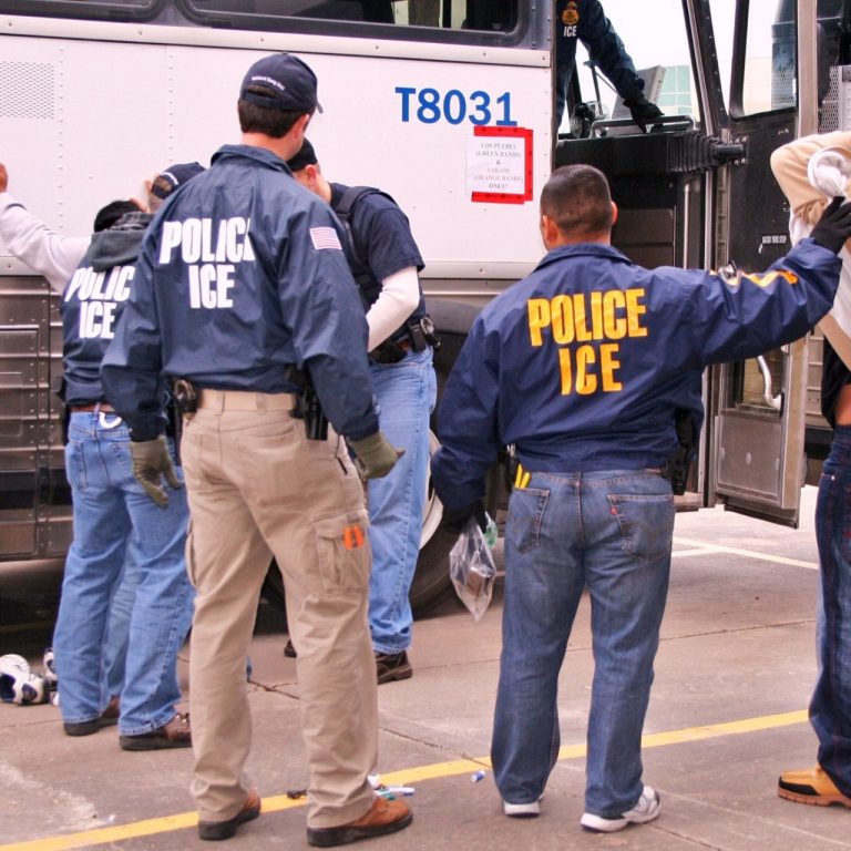 Número de imigrantes monitorados nos EUA é recorde