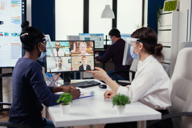 43% das empresas vão optar por seguir com o trabalho híbrido