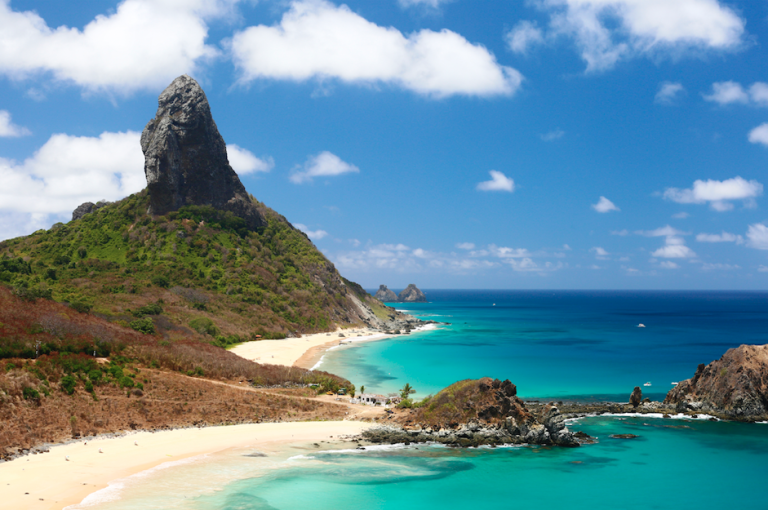 Fernando de Noronha recebe novas antenas telefônicas para melhoria de internet