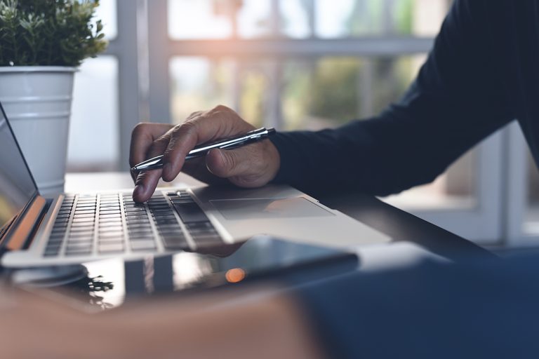 Maioria quer manter home office em 2022, aponta estudo