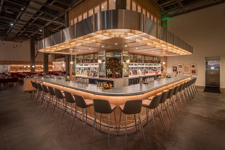 Empresária brasileira inaugura restaurante no Museu do Oscar, em Los Angeles