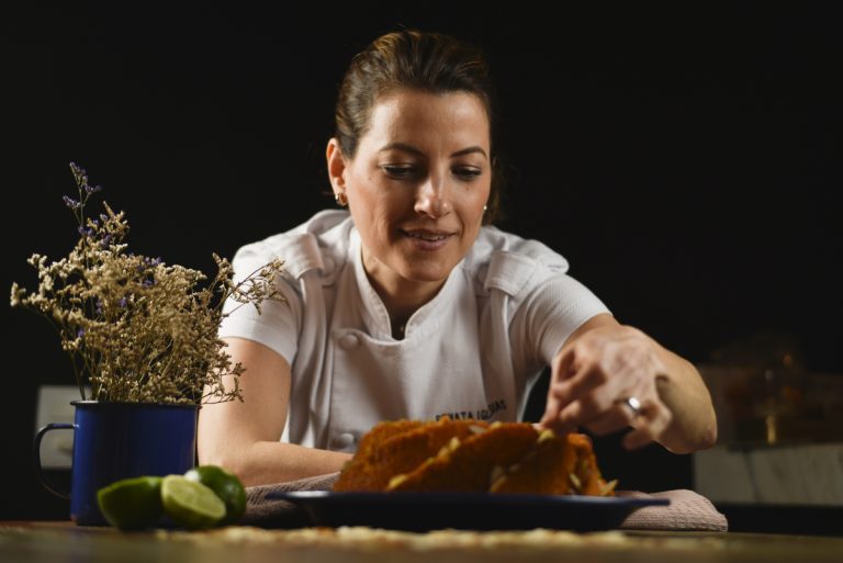 Cozinha inclusiva: curso gratuito ensina como fazer e vender bolos saudáveis