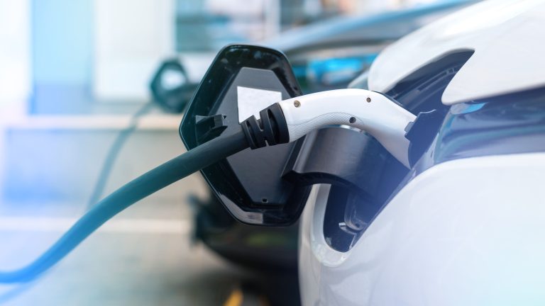 Em 2021, carros elétricos venderam 3 vezes mais