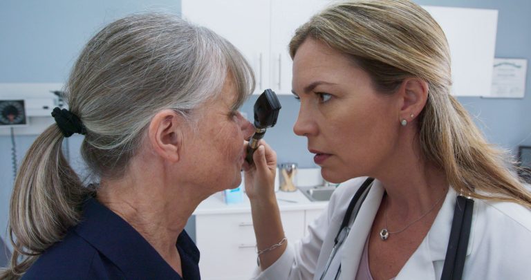 Catarata: cirurgia reduz riscos de demência em idosos