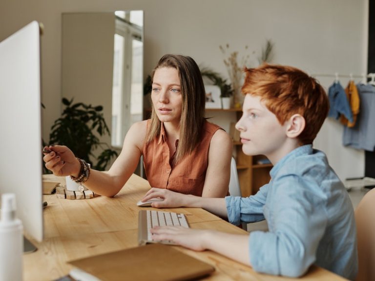 Educadores criam alternativas para se conectar com alunos
