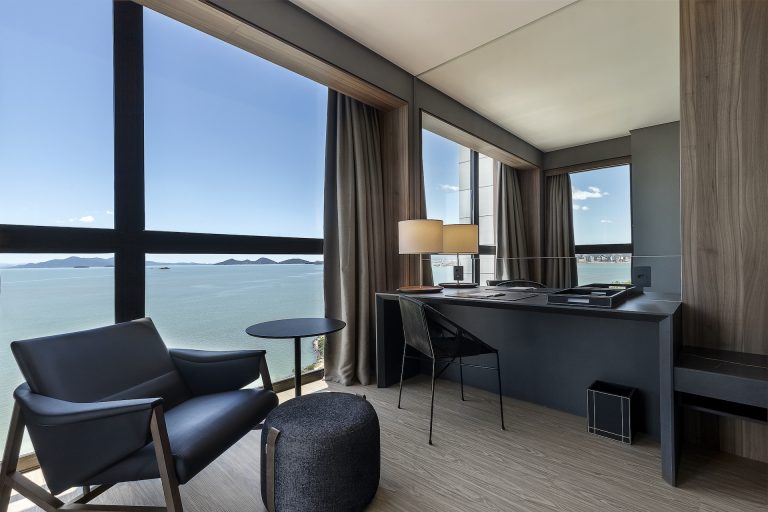 Home office em quarto de hotel ganha força no verão