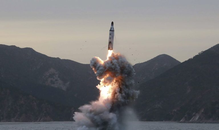 Os Estados Unidos (EUA) aplicaram, nessa quarta-feira (12), sanções a seis norte-coreanos, um russo e uma empresa russa que seriam responsáveis ​​pela aquisição de mercadorias da Rússia e China para programas de armas da Coreia do Norte.