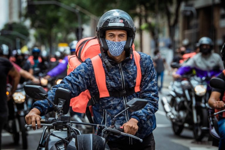Embora o Tribunal Superior do Trabalho (TST) tenha se posicionado um pouco mais majoritariamente no sentido de que não há vínculo de emprego entre os entregadores ou motoristas que atuam por meio de plataforma digital, é notório que o tema ainda causa bastante controvérsia, inclusive na nossa mais alta corte.