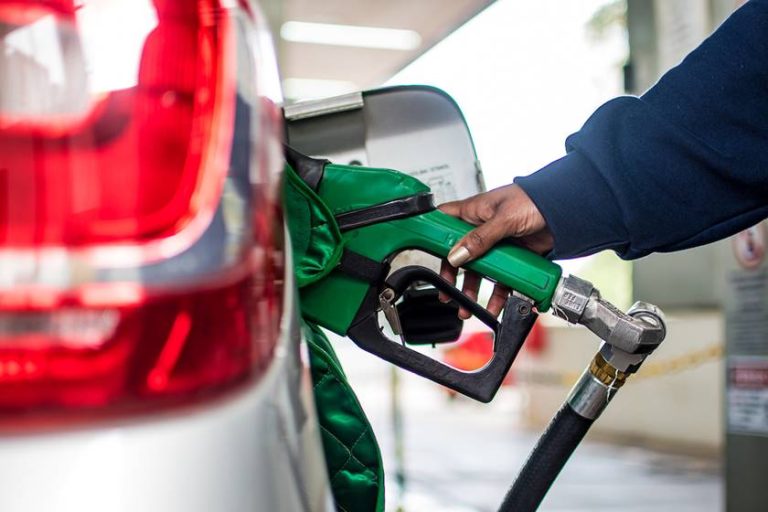 A alta de 10,06% na inflação oficial em 2021 foi puxada pelo aumento de 21,03% no grupo Transportes, sendo esse afetado principalmente pelos combustíveis, como a gasolina.