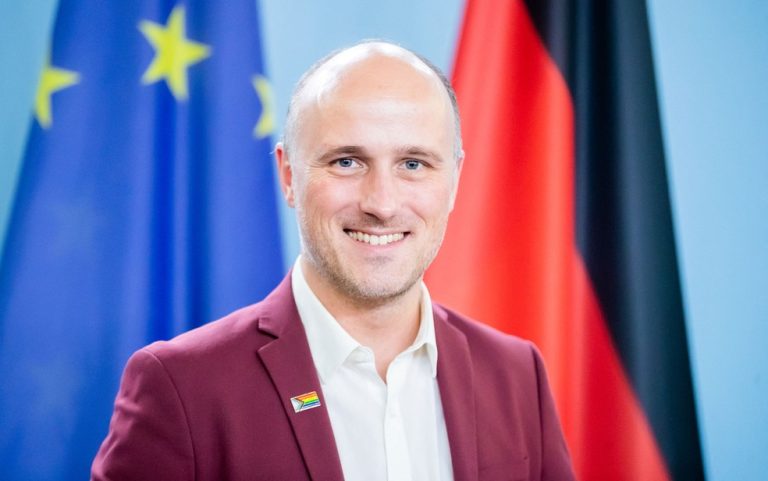 Sven Lehmann, nomeado encarregado para assuntos queer da Alemanha, em foto de 9 de dezembro de 2021 — Foto: Christoph Soeder/Pool/AFP