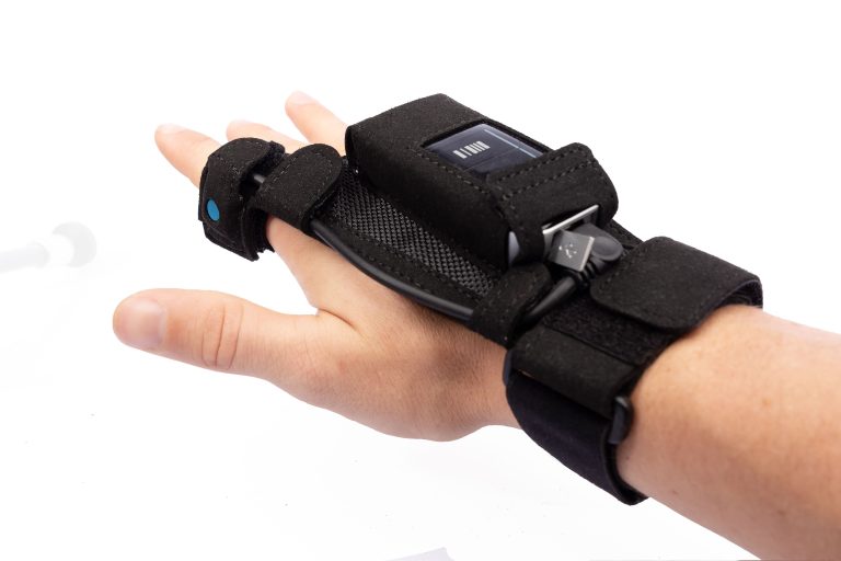 Gestão de estoque utiliza wearable com leitor de mão e comando de voz
