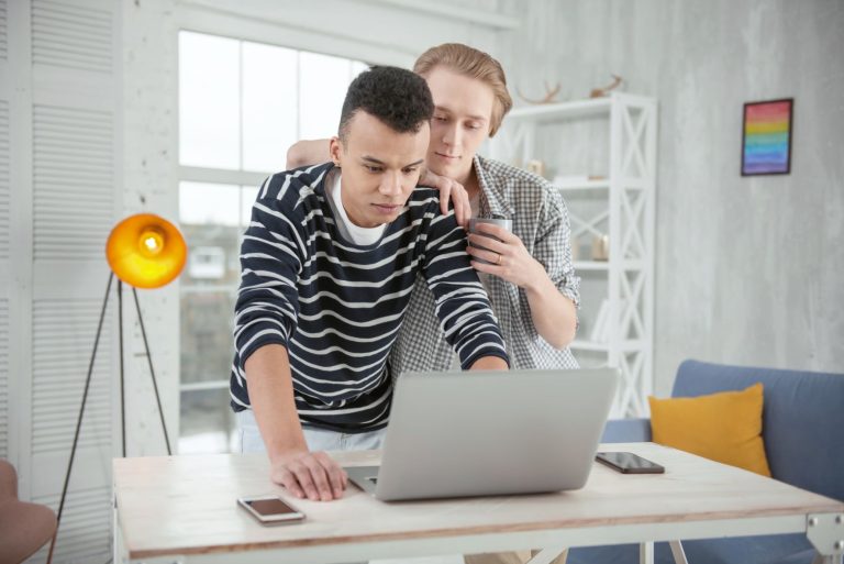 Serviços virtuais para o público LGBTQIA+ crescem no país