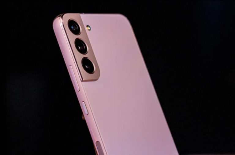 Galaxy S22 Plus chega com visual bem ainda mais premium do que a geração passada (Imagem: Ivo Meneghel Jr/ Canaltech)