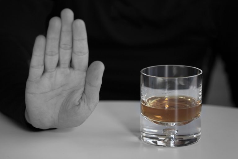 Projeto "Amor Cantado" alerta sobre perigo de álcool e drogas