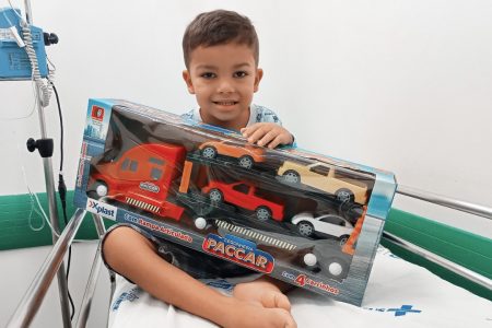 Hetrin faz surpresa de aniversário para criança internada