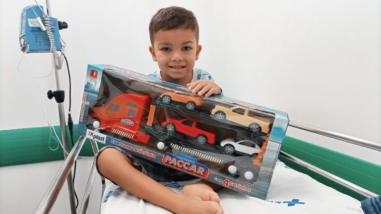 Hetrin faz surpresa de aniversário para criança internada