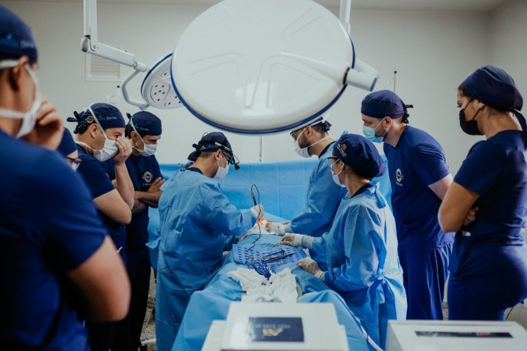 Brasil realiza 25 mil cirurgias de explante de silicone em um ano