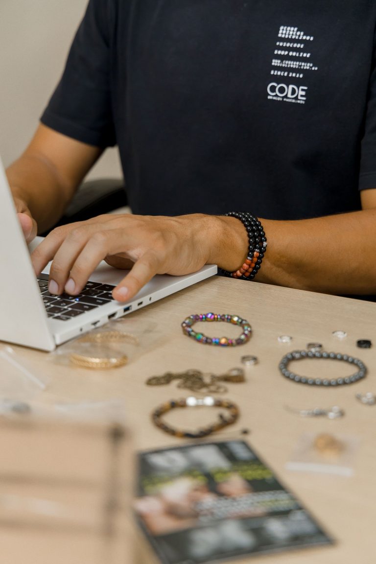 Após alta em 2020, e-commerce de moda cai 18% em 2021
