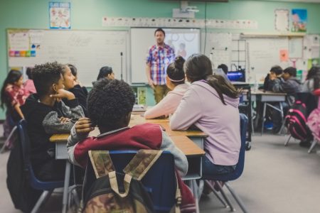Voluntários levam projeto de educação financeira para escolas públicas