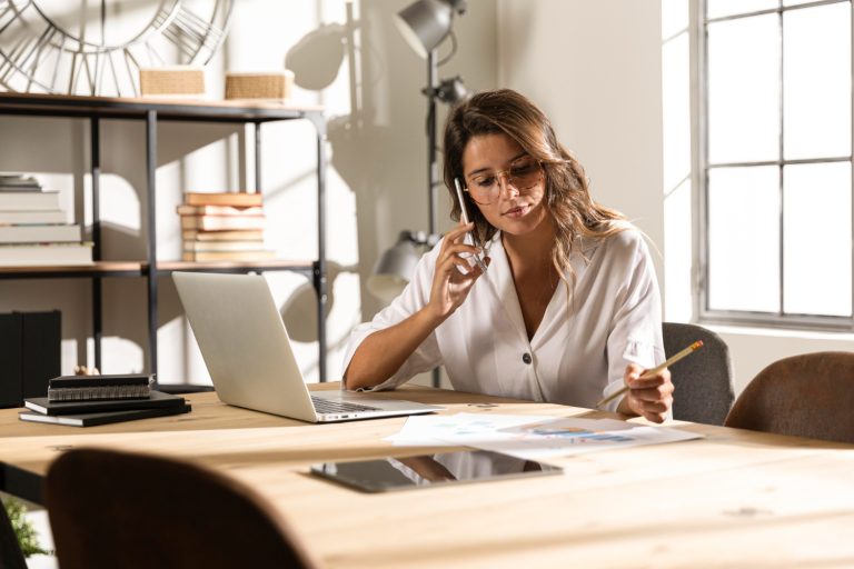 Dados revelam dificuldades das mulheres no mercado de trabalho