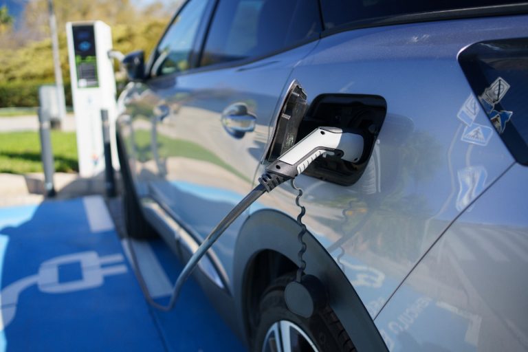 Startup de transporte compartilhado utilizará 100% de carros elétricos até 2030