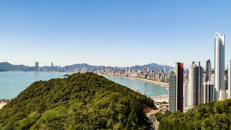 Balneário Camboriú figura como o segundo metro quadrado mais valorizado no país