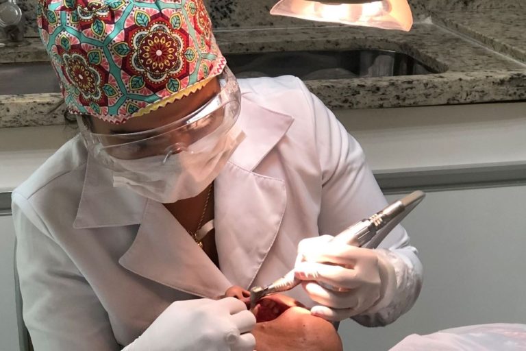 Mercado global de implantes dentários deve faturar US$ 18 bi até 2027