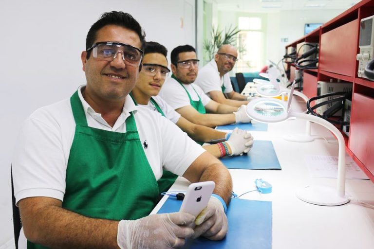 Assistência técnica em celulares está em alta no Brasil, e curso técnico é alternativa para entrar neste mercado