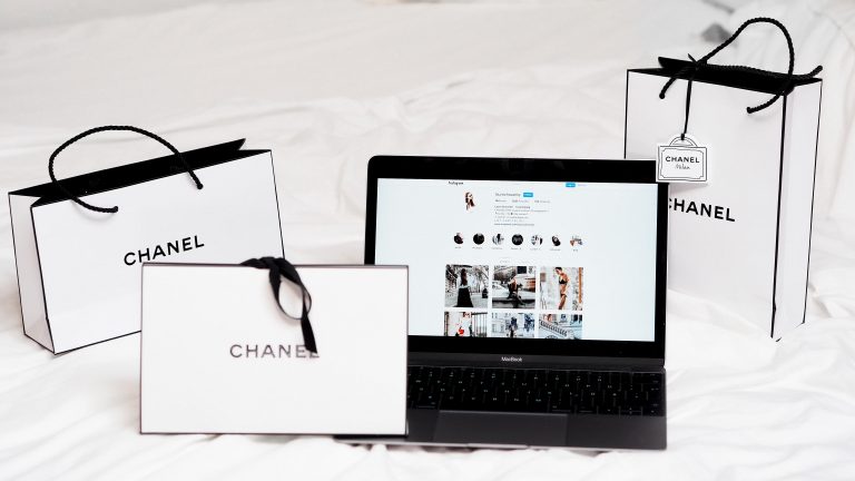 Presentes em multiplataformas, os consumidores ganharam fácil acesso aos produtos e serviços de interesse, a partir de impactos contínuos promovidos pelas marcas e suas campanhas de promoções e oportunidades, estruturadas por um timing objetivo e certeiro.