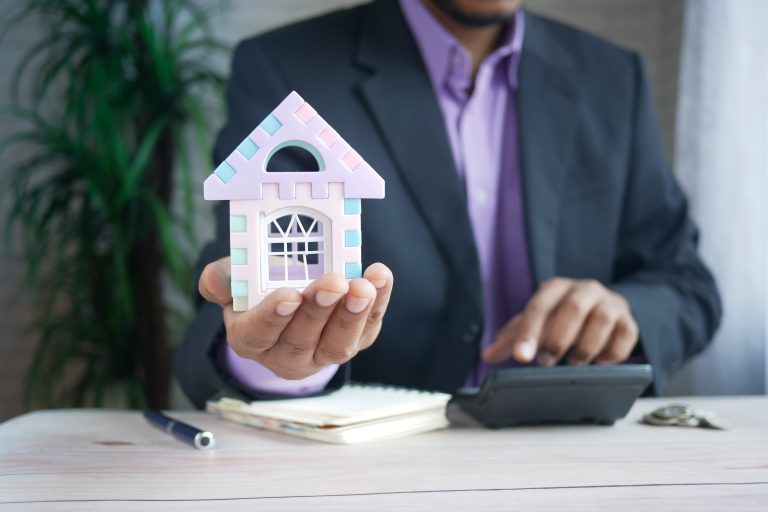 O empréstimo deve ser introduzido nas declarações dos brasileiros que contrataram o serviço por meio de instituições bancárias, com amigos, conhecidos e/ou familiares, caso o valor ultrapasse o montante de R$5 mil.