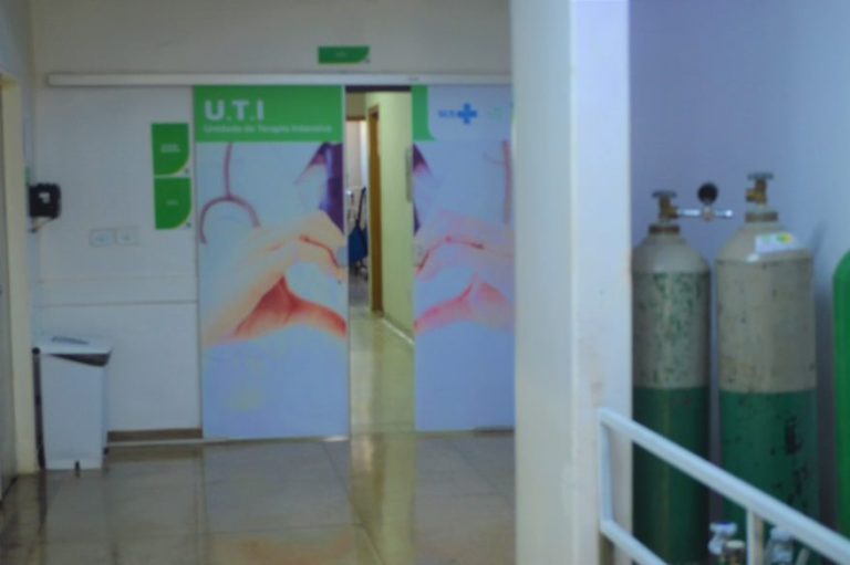 Sala da UTI do HESLMB com cilindro de oxigênio onde o paciente recebeu alta.