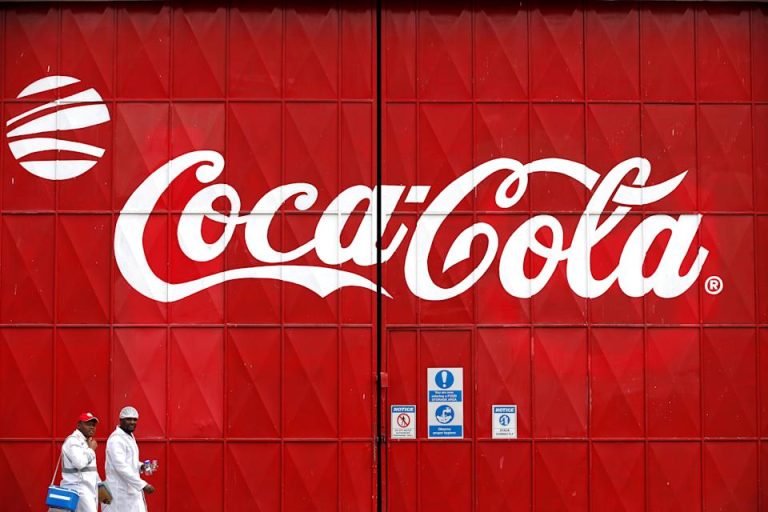 Uma ex-funcionária da Coca-Cola, a química Xiaorong You, de 59 anos, foi condenada a 14 anos de prisão nos Estados Unidos por vender segredos industriais para uma empresa chinesa.