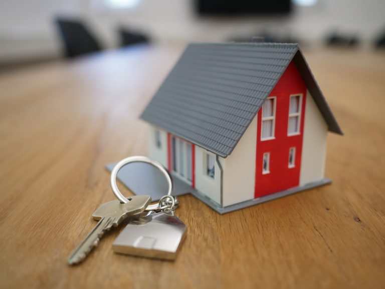 Entre os investimentos que são mais favorecidos pelo aperto monetário estão as aplicações de renda fixa, que passam a oferecer aos investidores retornos próximos a 1% ao mês.