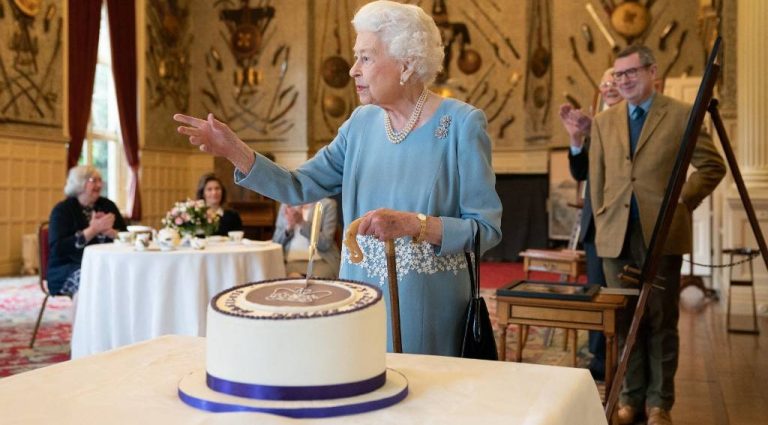Há 70 anos no trono, rainha Elizabeth II é a monarca com mais tempo de reinado